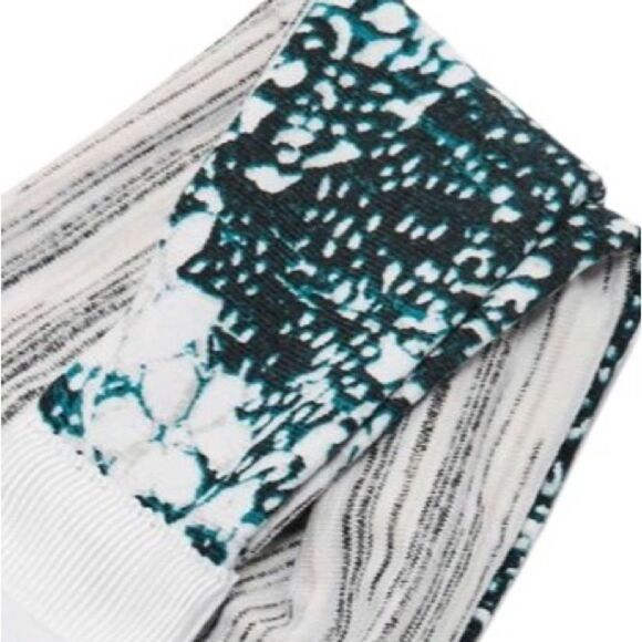 Lululemon Fringe Fighter Reversible Headband and Lululemon Uplifting Scrunchie - Picture 16 of 16